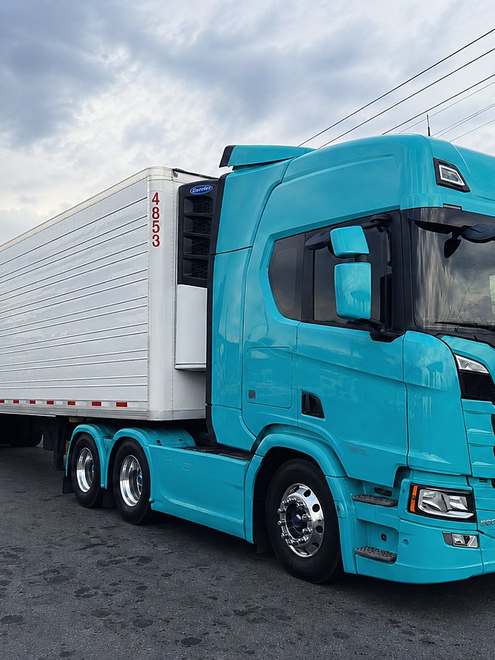 Scania de Transporte JJC en carga de combustible