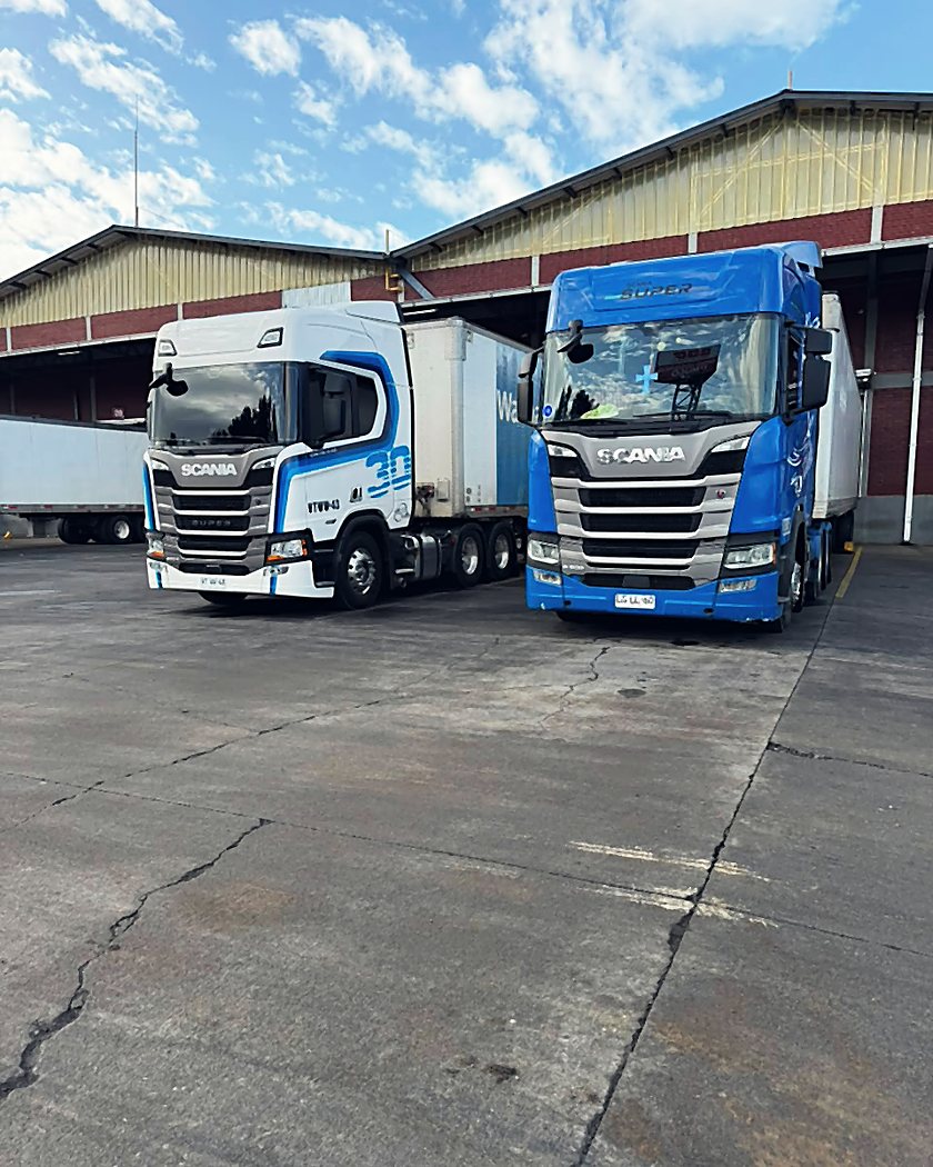 Equipos de Transporte JJC estacionados en la base