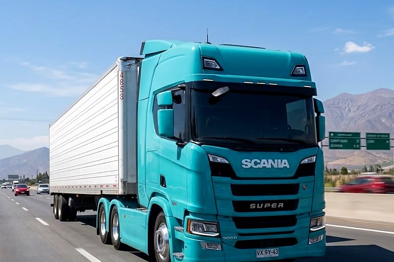 Scania de Transporte JJC con semirremolque en carretera